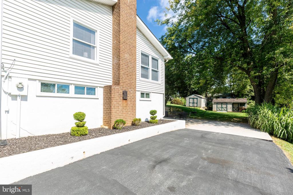 2404 SHAWNEE DRIVE
