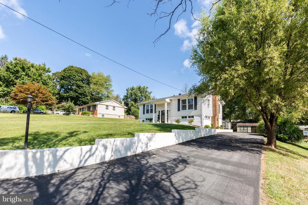 2404 SHAWNEE DRIVE