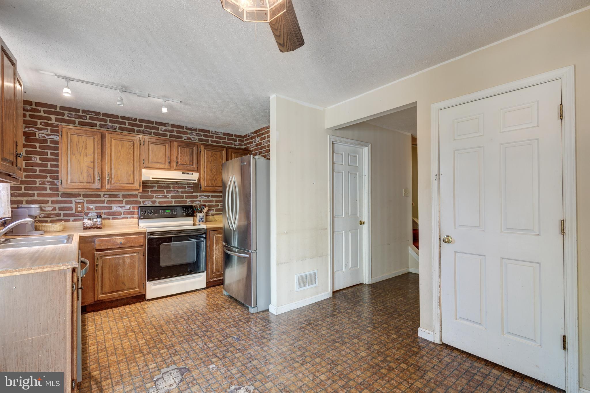 909 BLACK SPRUCE LANE
