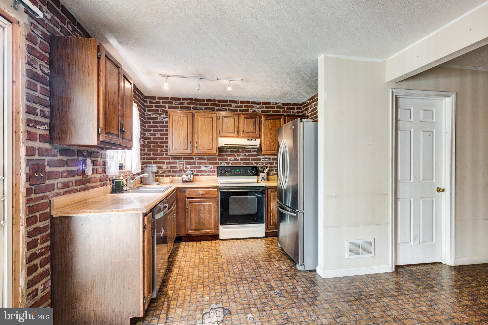 909 BLACK SPRUCE LANE