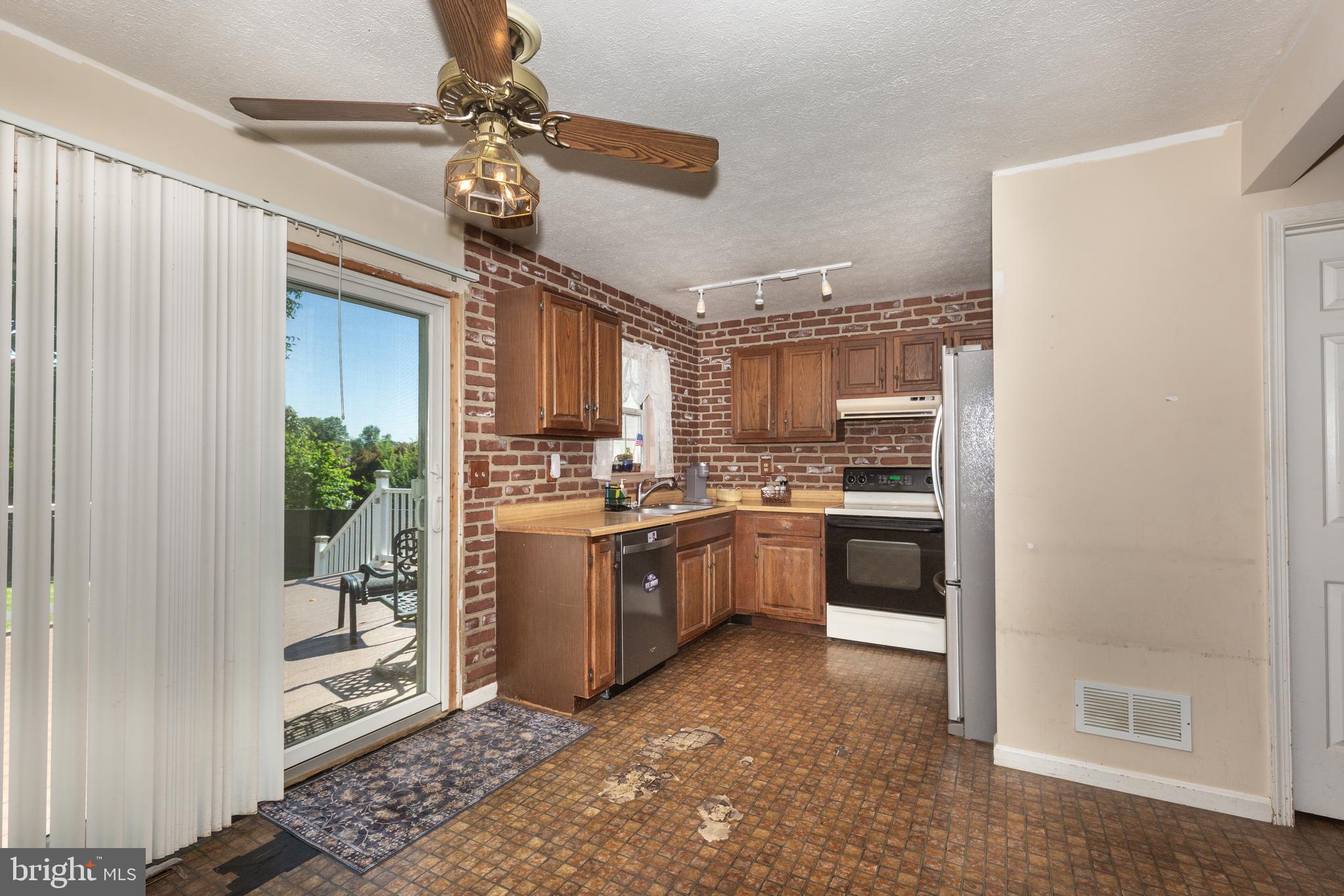 909 BLACK SPRUCE LANE