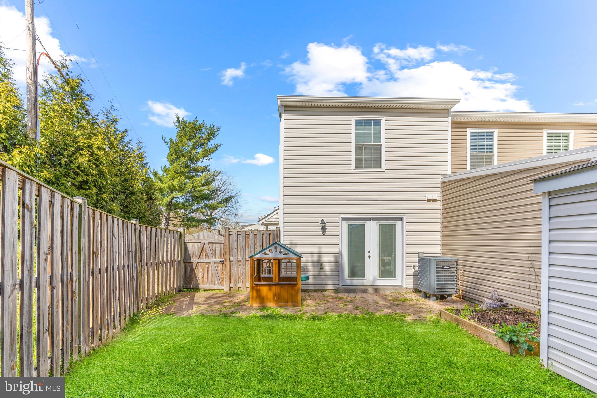 571 LANCASTER PLACE