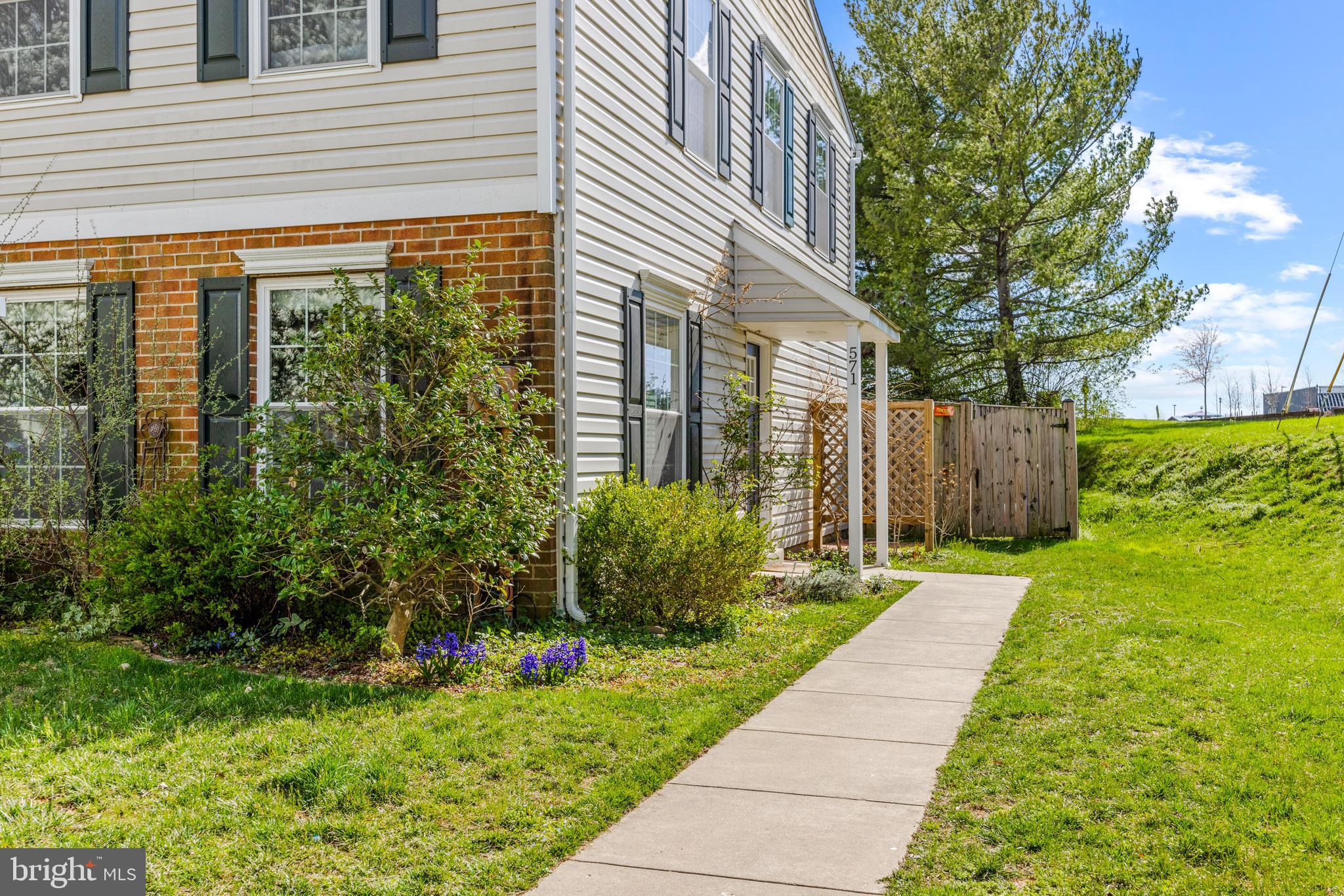 571 LANCASTER PLACE