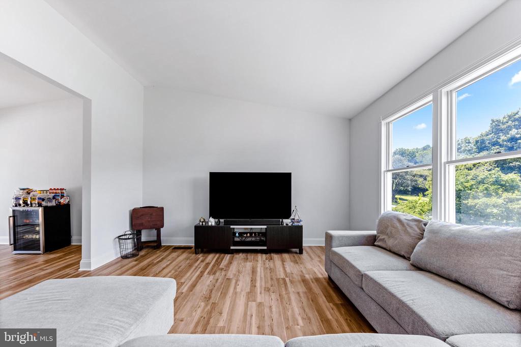 4816 LYNN CREST COURT
