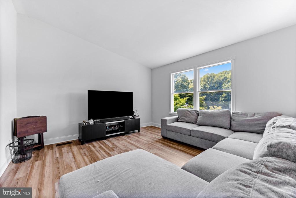 4816 LYNN CREST COURT