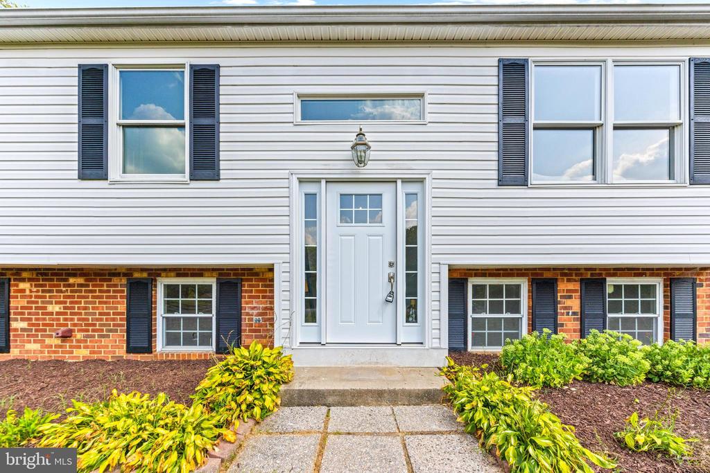 4816 LYNN CREST COURT