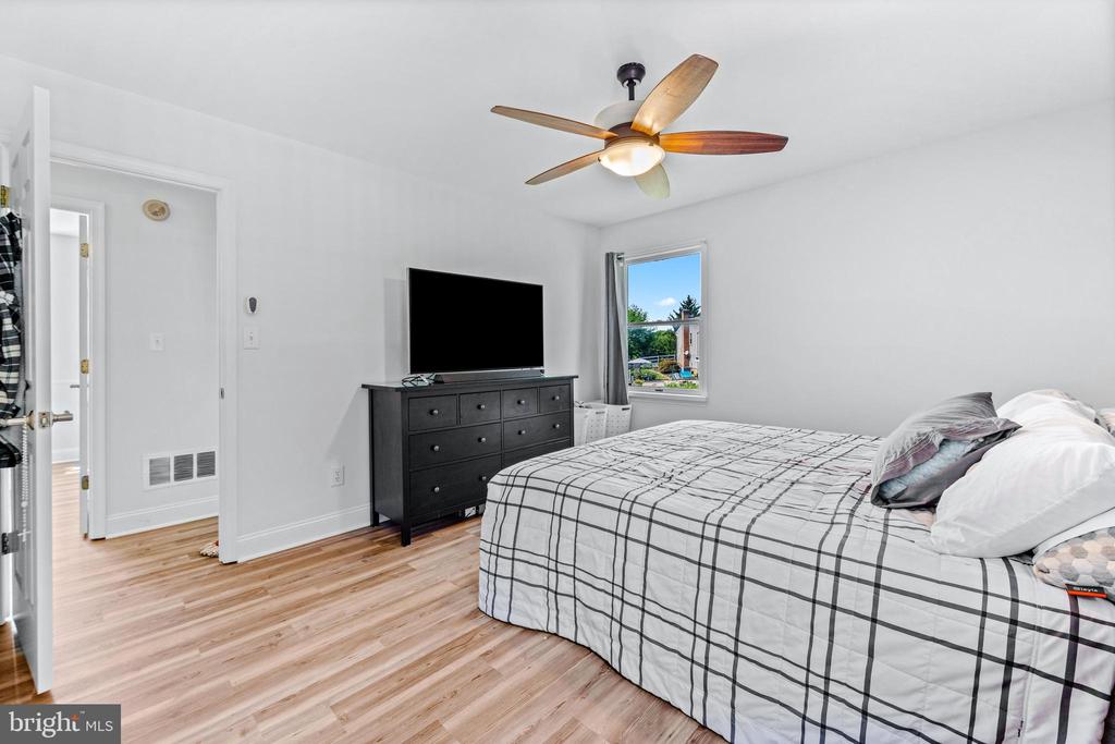 4816 LYNN CREST COURT