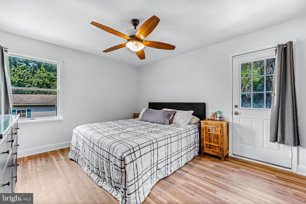 4816 LYNN CREST COURT