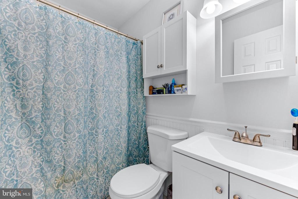 4816 LYNN CREST COURT