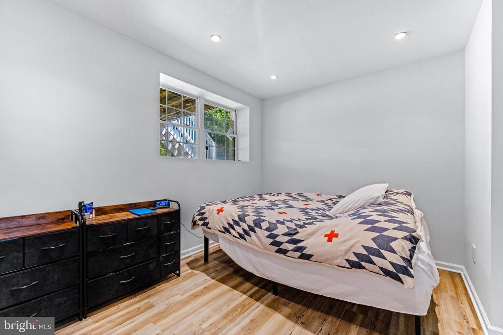 4816 LYNN CREST COURT