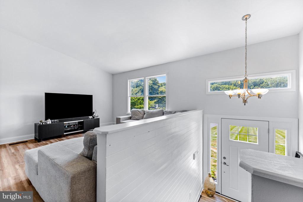 4816 LYNN CREST COURT
