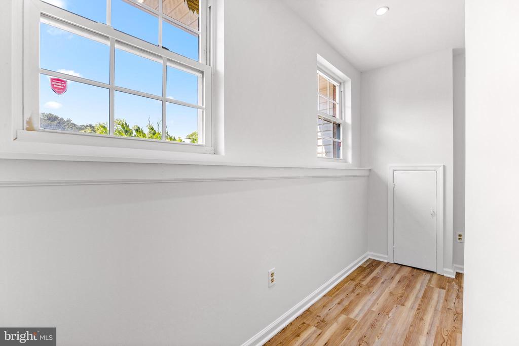 4816 LYNN CREST COURT