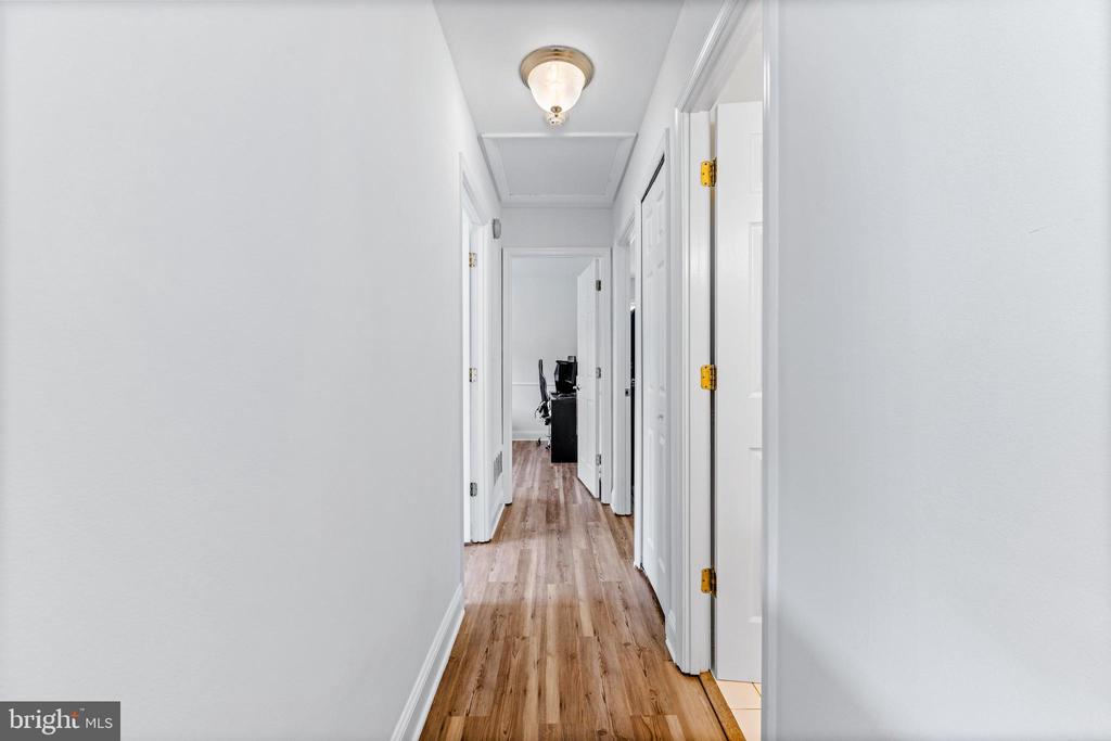 4816 LYNN CREST COURT