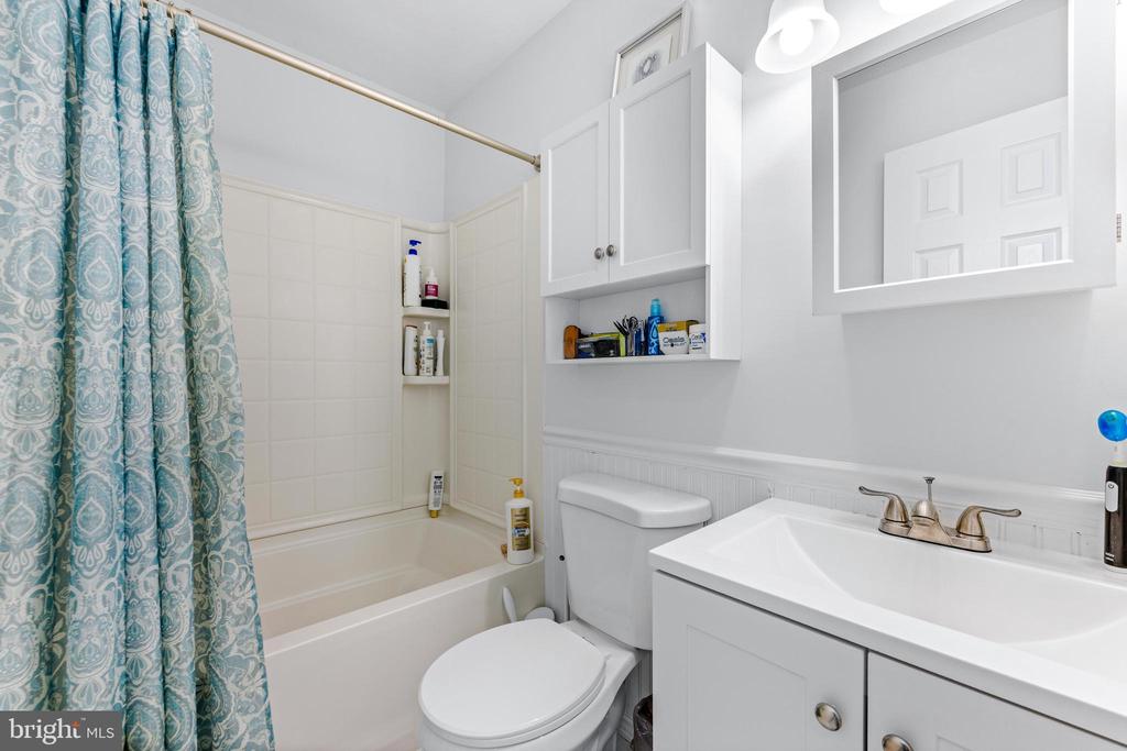 4816 LYNN CREST COURT