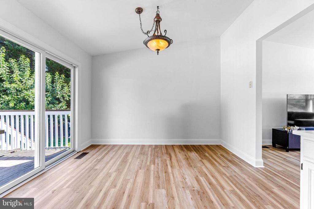 4816 LYNN CREST COURT