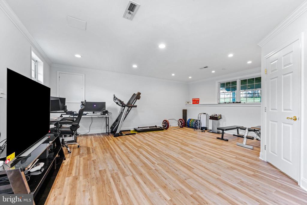 4816 LYNN CREST COURT