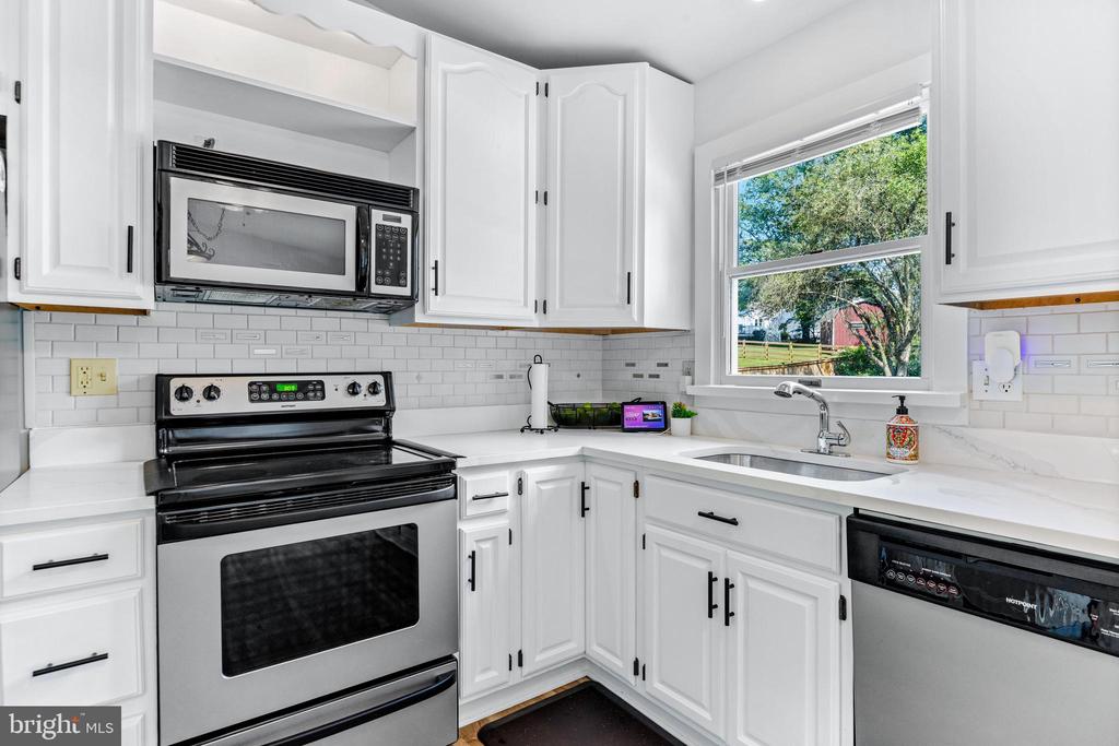 4816 LYNN CREST COURT