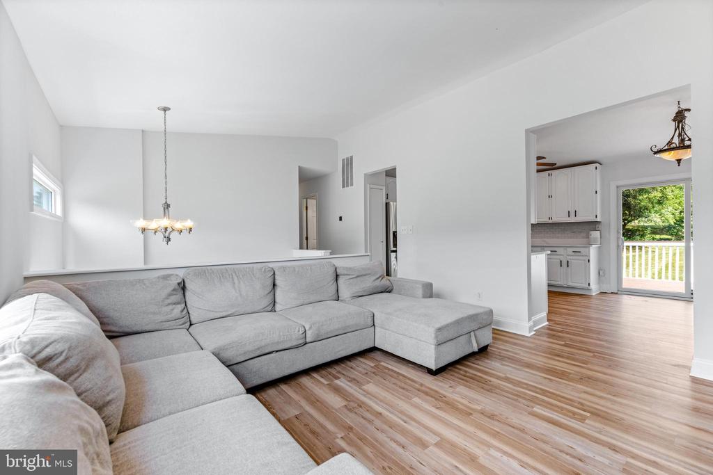 4816 LYNN CREST COURT