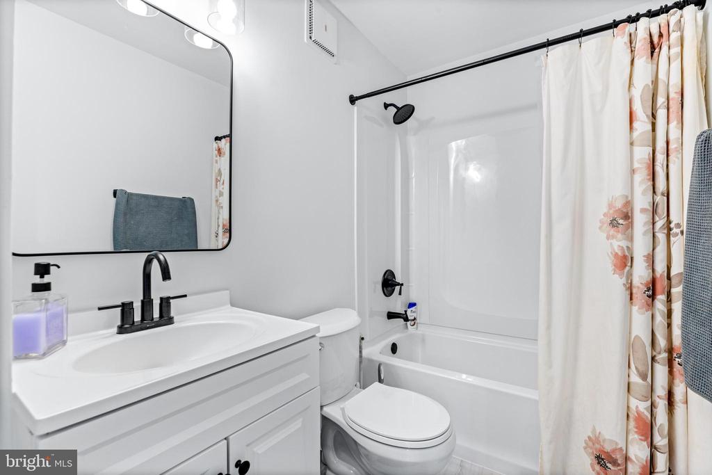 4816 LYNN CREST COURT