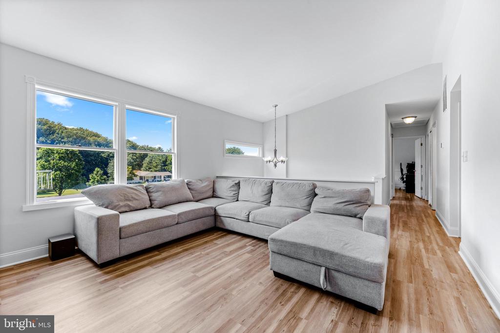 4816 LYNN CREST COURT