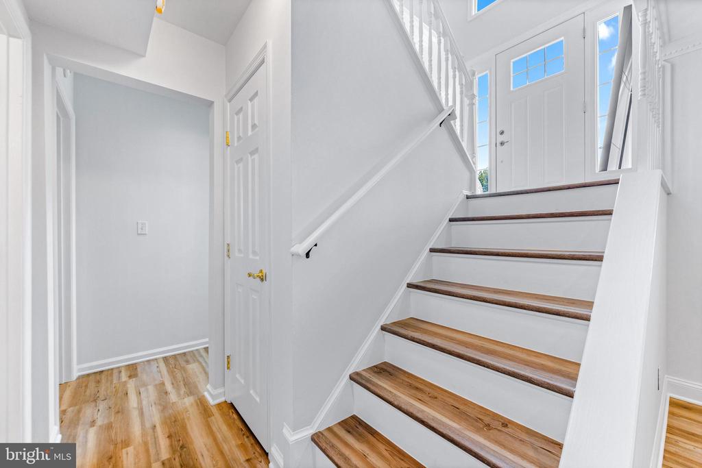 4816 LYNN CREST COURT