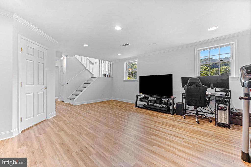 4816 LYNN CREST COURT