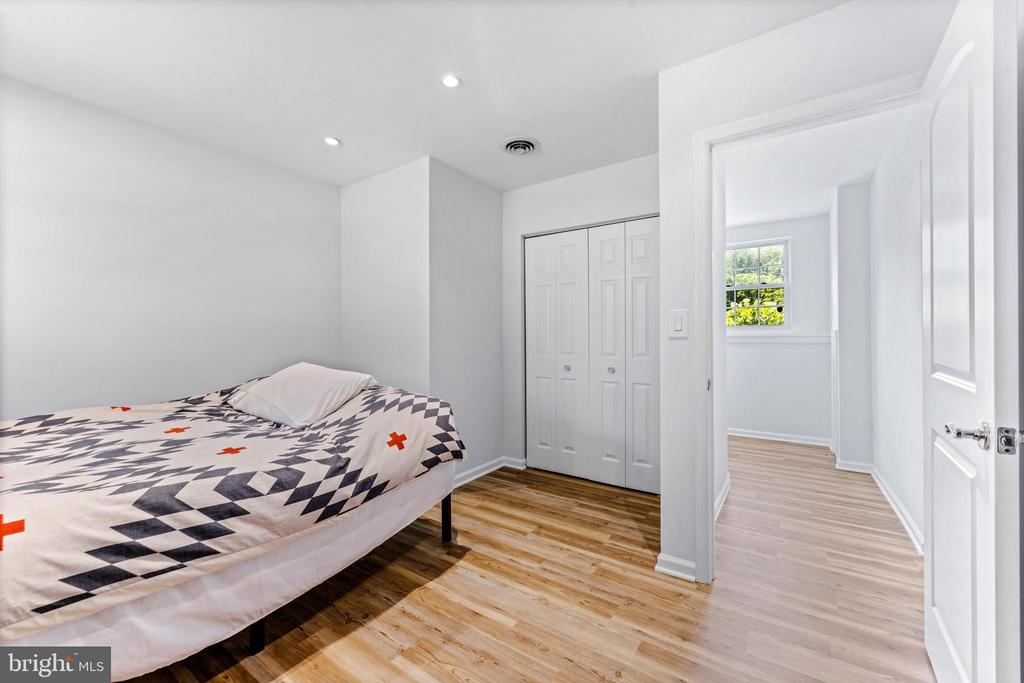 4816 LYNN CREST COURT