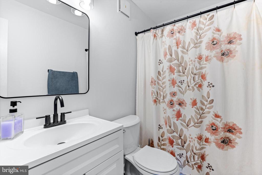 4816 LYNN CREST COURT