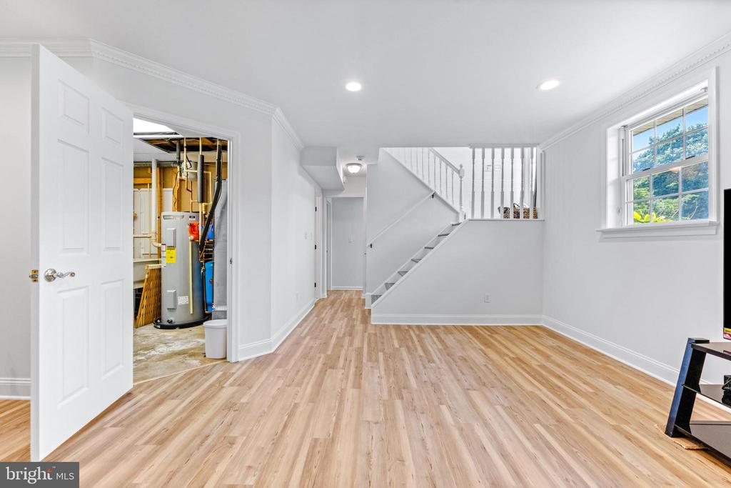 4816 LYNN CREST COURT