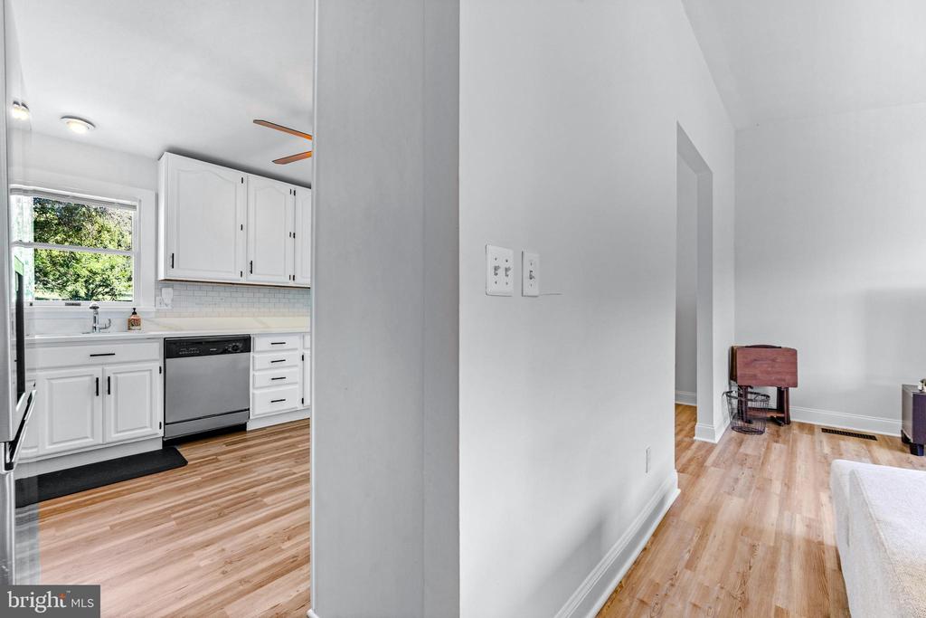 4816 LYNN CREST COURT