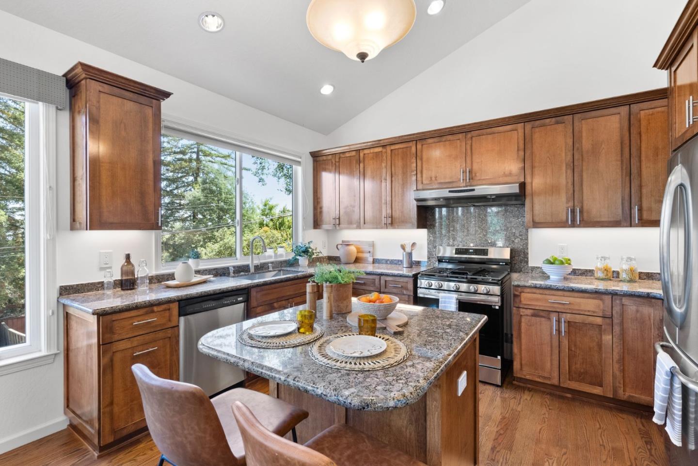 511 Live Oak LN