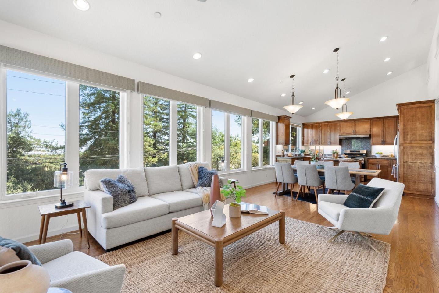 511 Live Oak LN