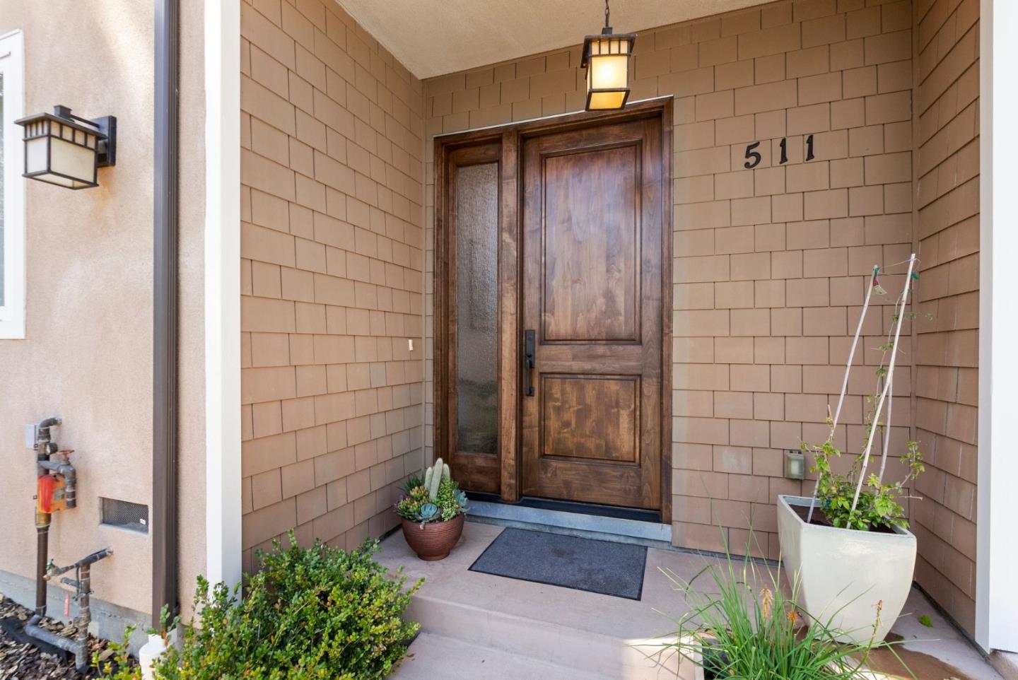 511 Live Oak LN