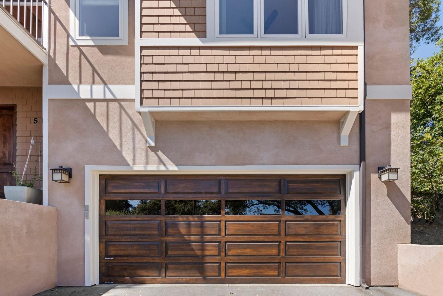 511 Live Oak LN
