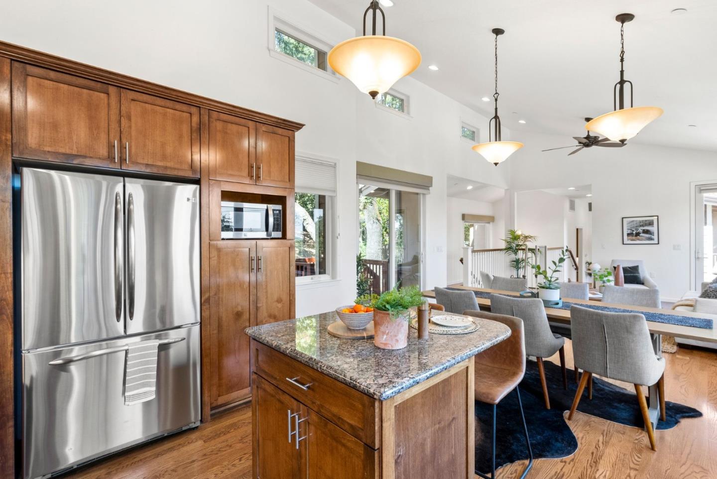511 Live Oak LN