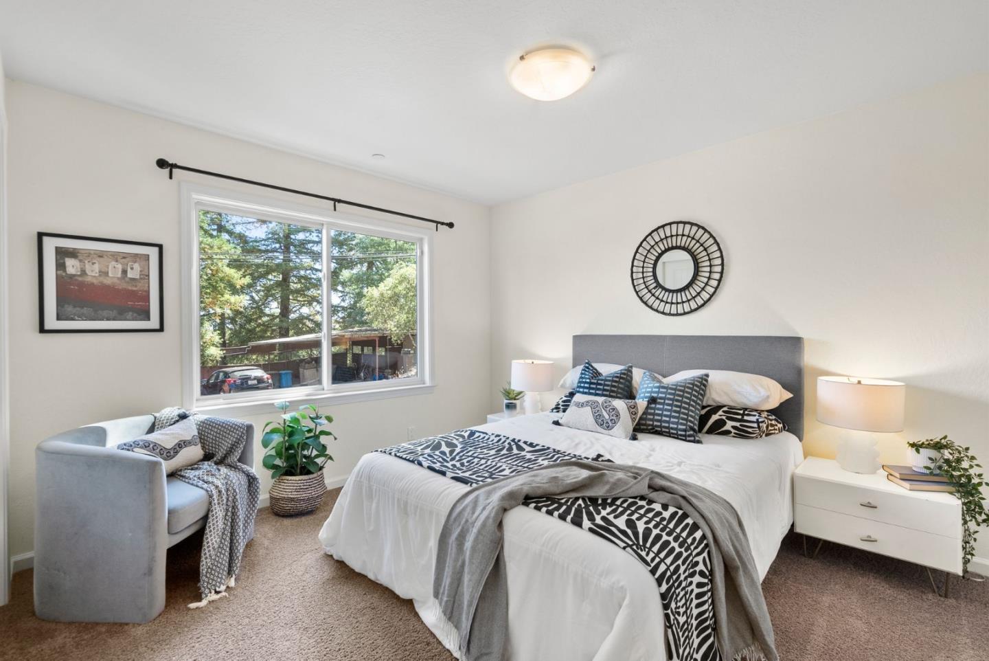 511 Live Oak LN