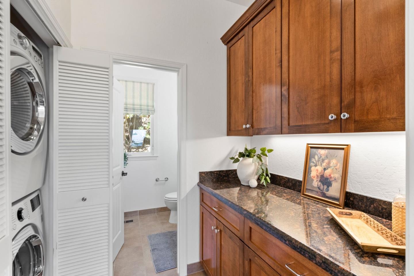 511 Live Oak LN