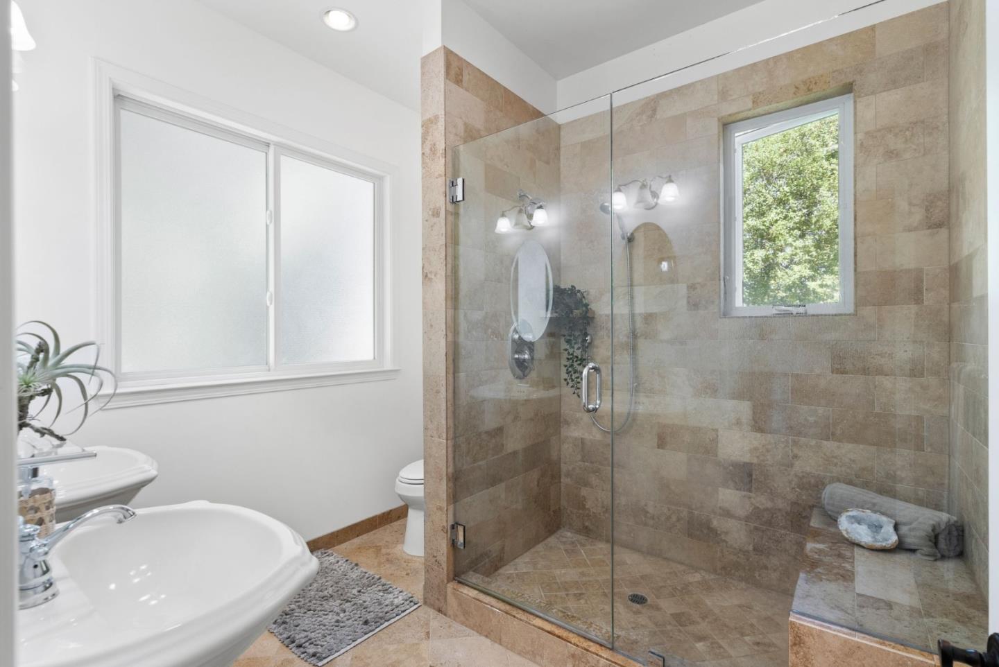 511 Live Oak LN