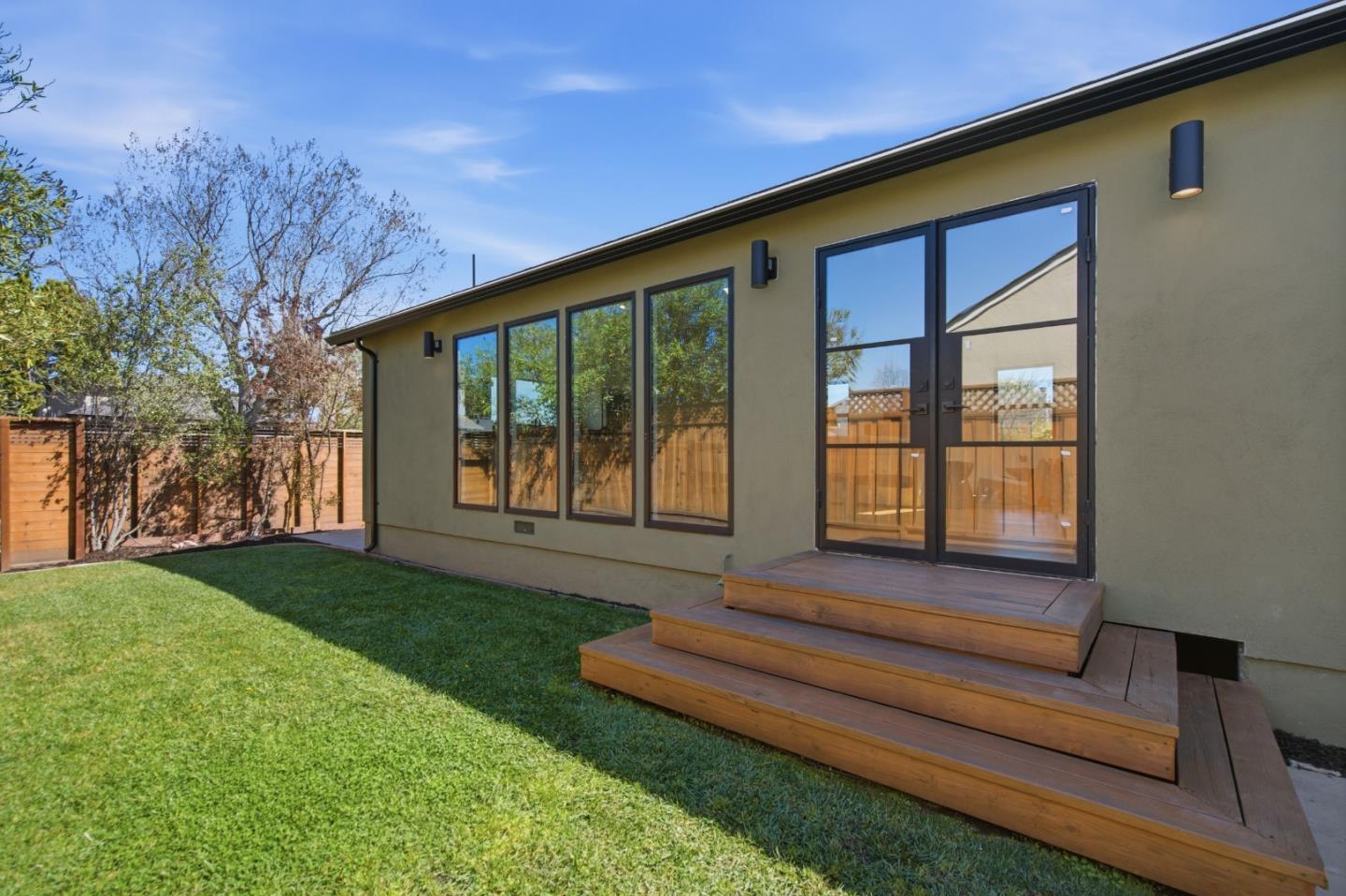 909 Sunnybrae Boulevard