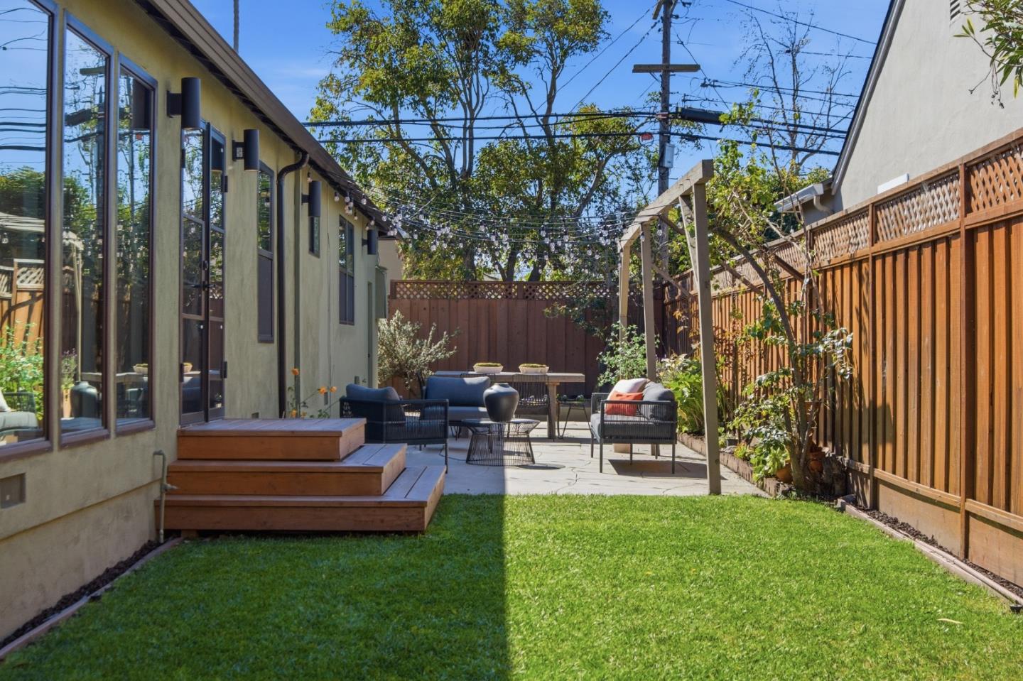 909 Sunnybrae Boulevard