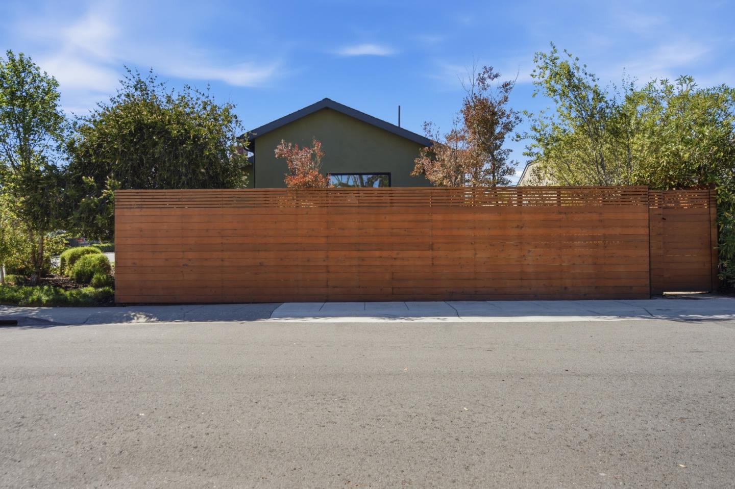 909 Sunnybrae Boulevard