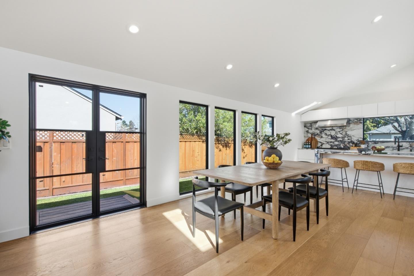 909 Sunnybrae Boulevard