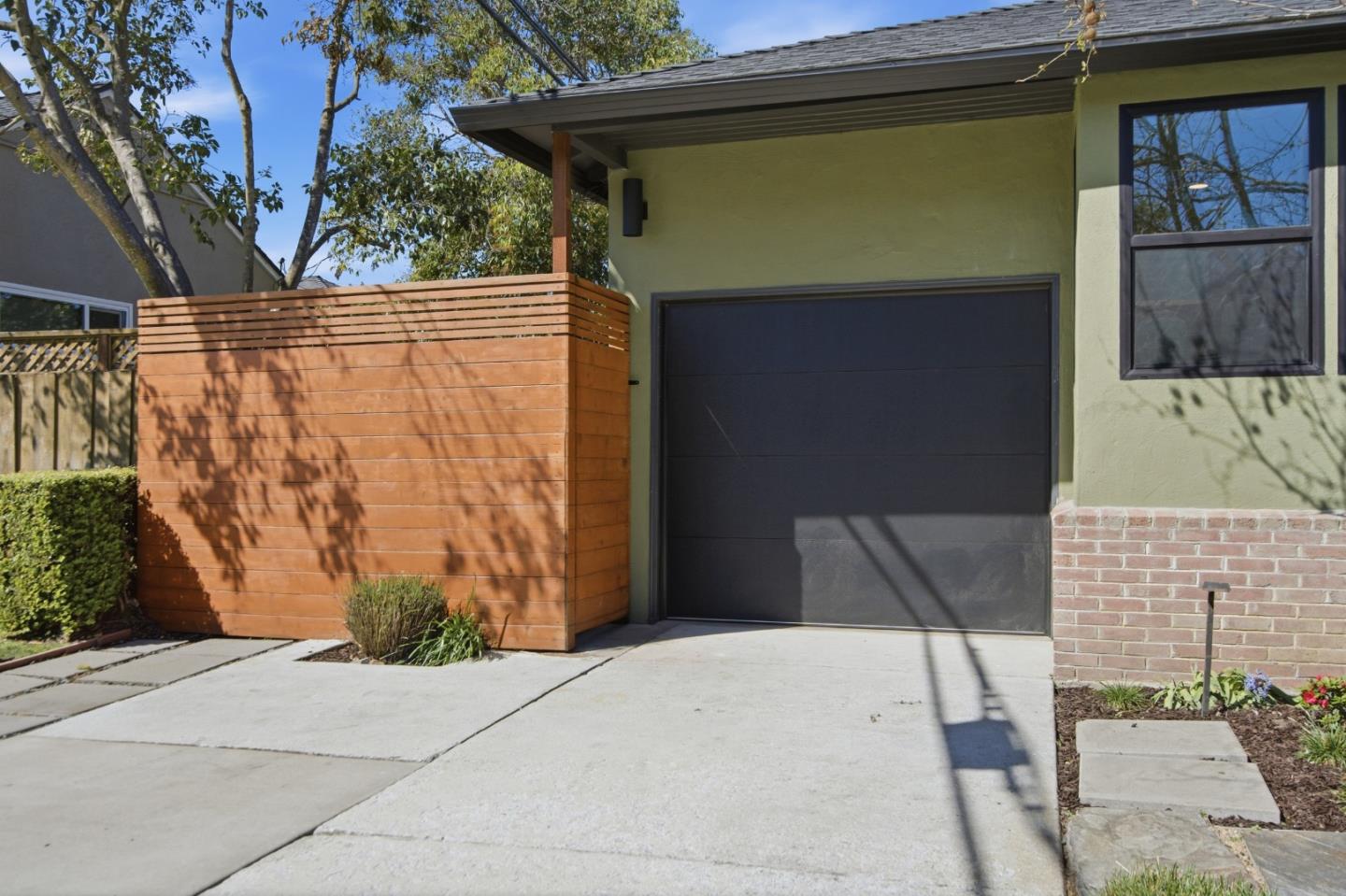 909 Sunnybrae Boulevard