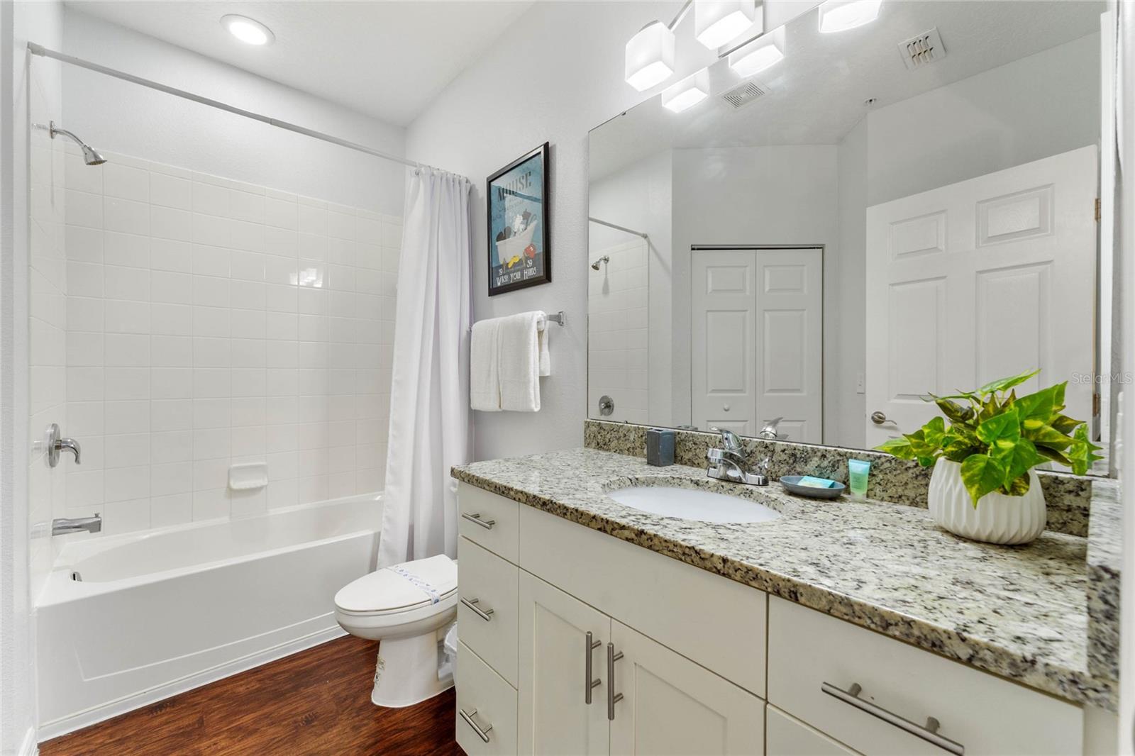 5370 DIPLOMAT CT #104