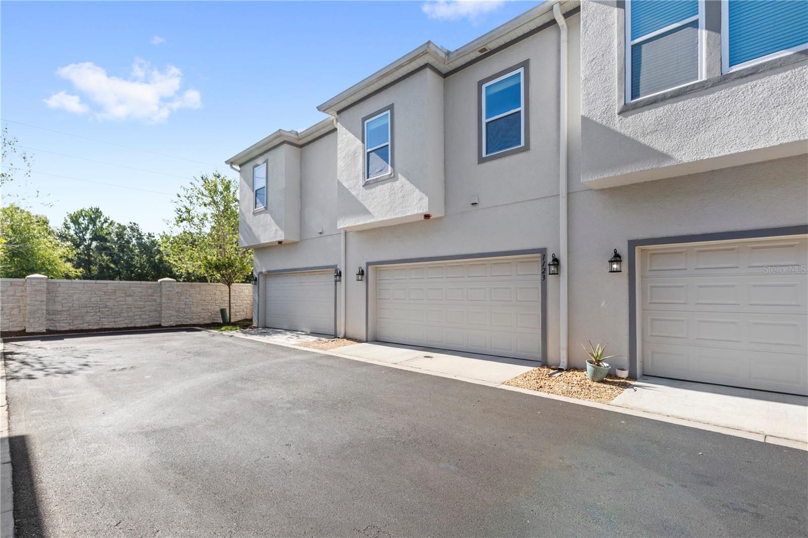 1123 MAHONIA CT