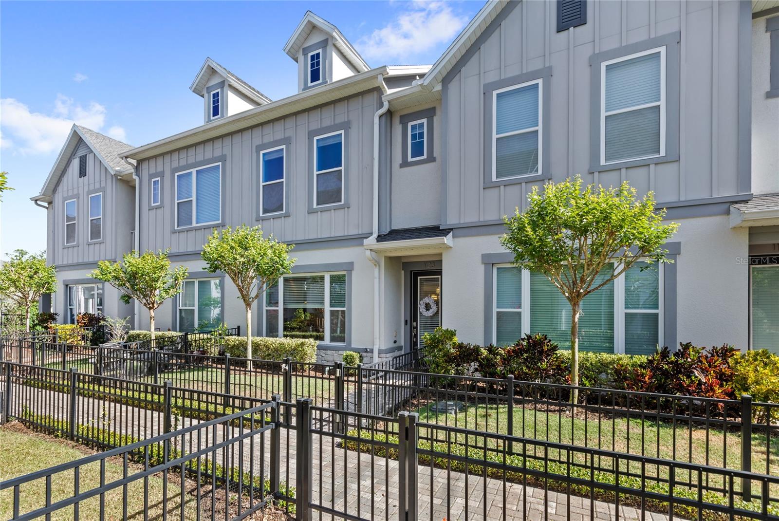 1123 MAHONIA CT