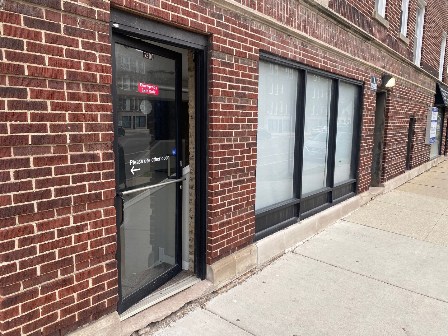 2000 W FOSTER Avenue