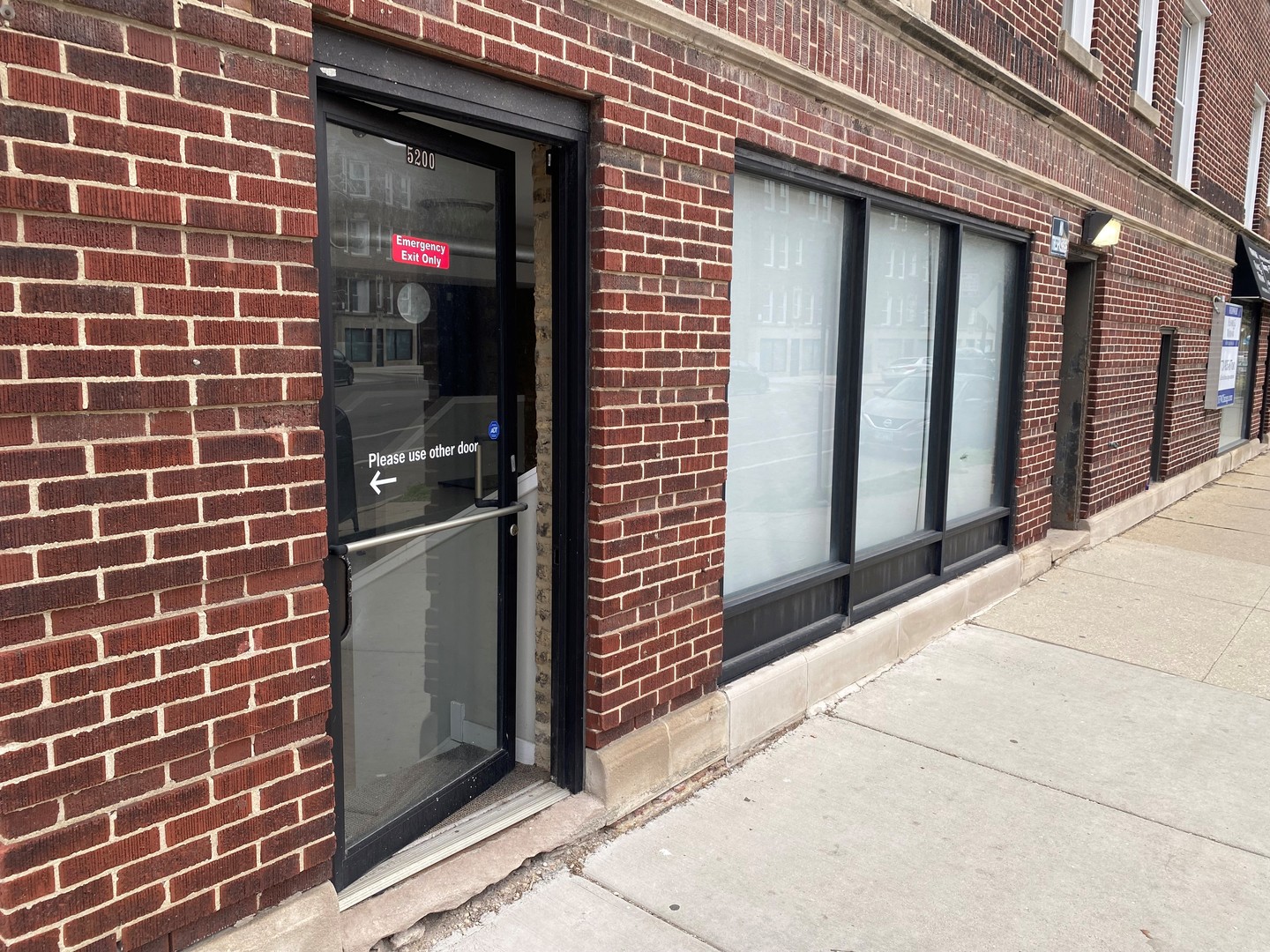 2000 W FOSTER Avenue