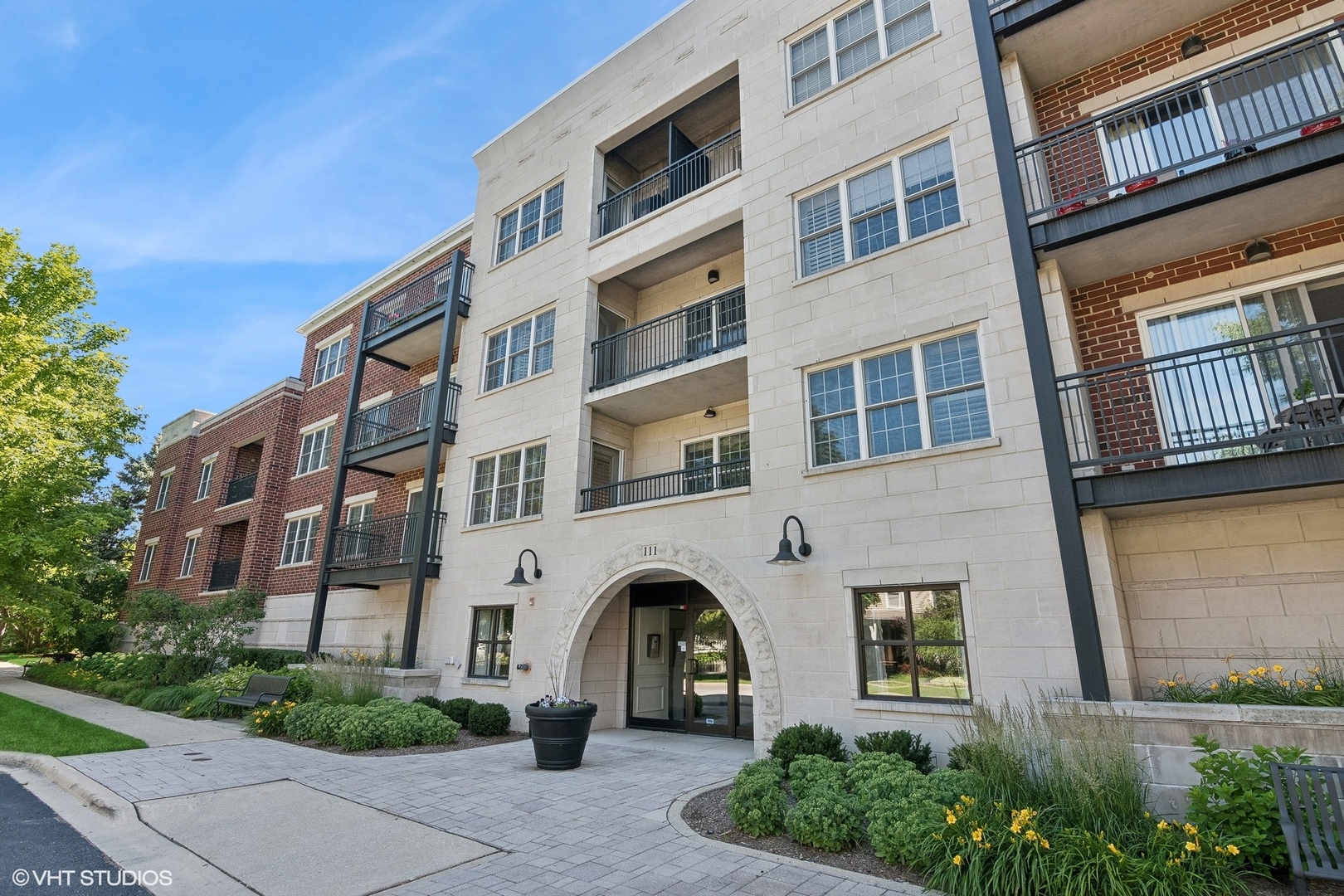 111 N Larch Avenue Unit: 208
