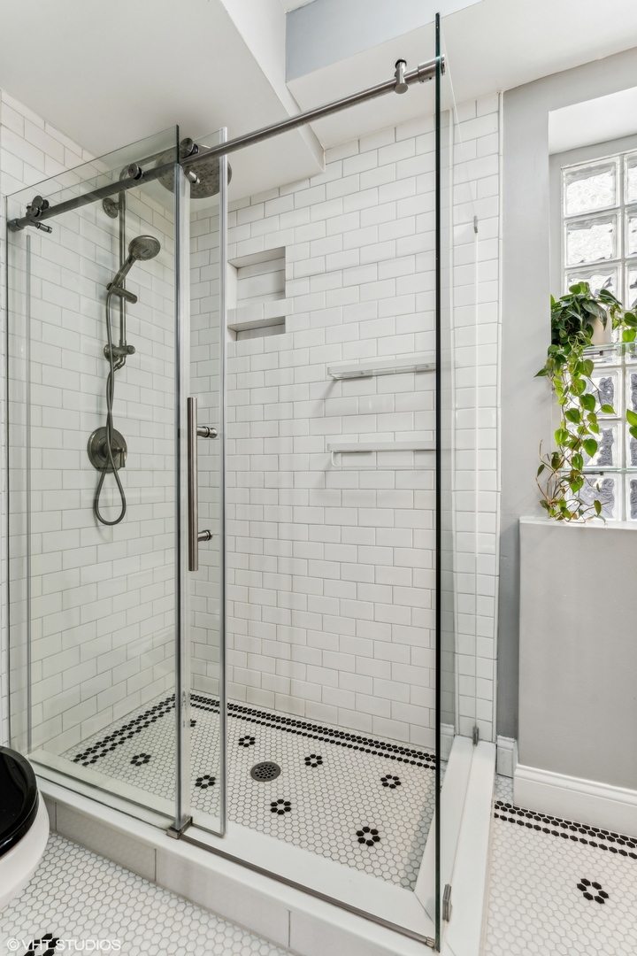 4335 N Kenmore Avenue Unit: 202